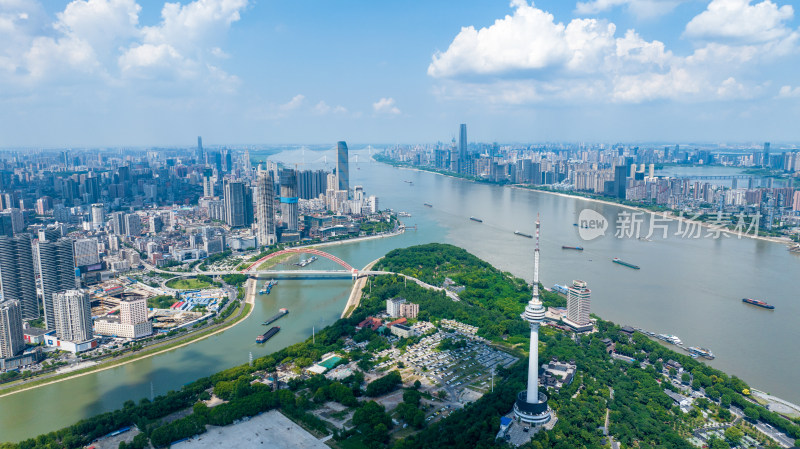 武汉龟山脚下汉江与长江交汇城市风景