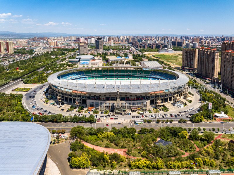 中国内蒙古呼和浩特体育场及周边城市鸟瞰图