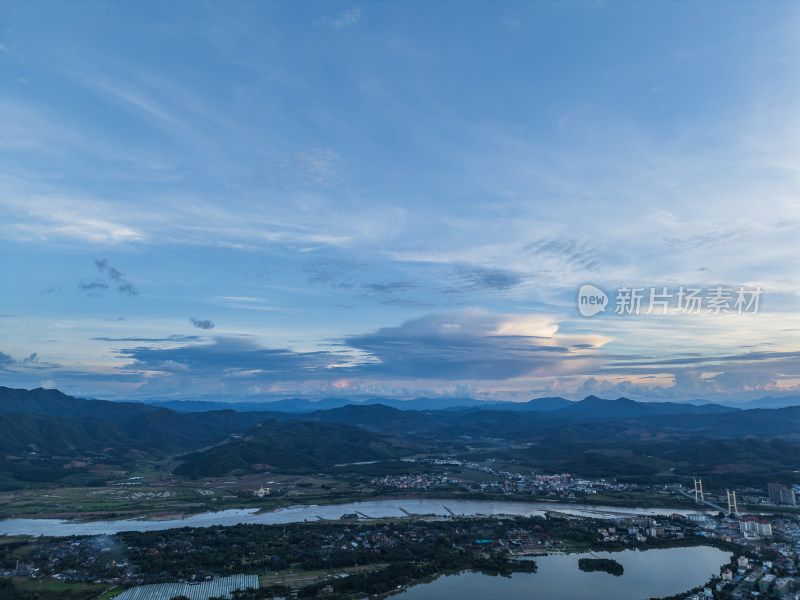 航拍夕阳余晖下的乡村田野