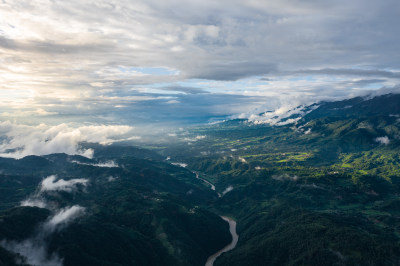 雨雾缭绕的山川大地