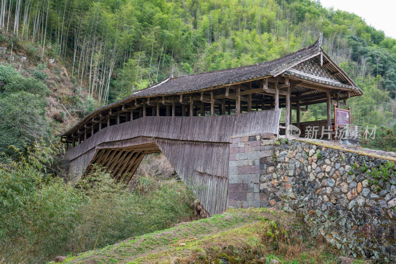 丽水景宁山林间古朴的木质廊桥