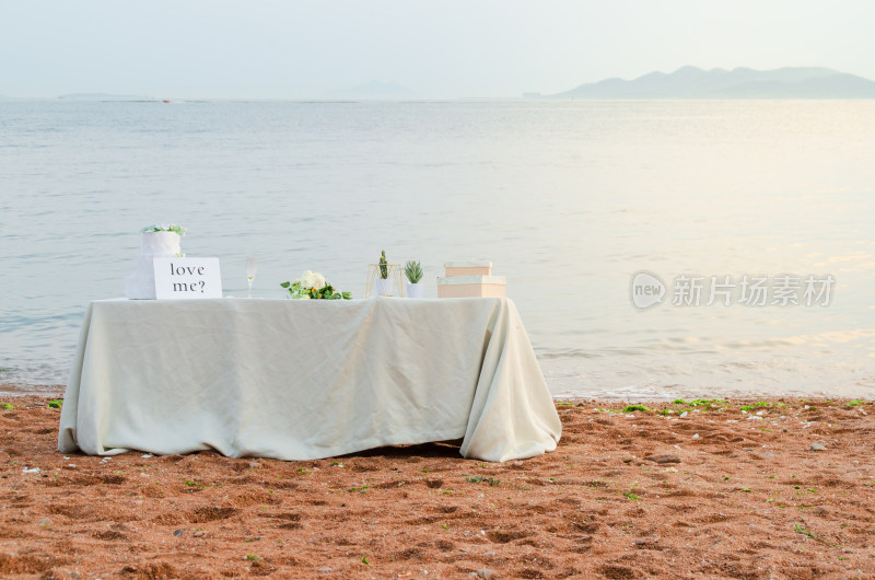 青岛太平角公园的海景，海边沙滩上的桌子