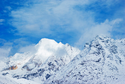 蓝天白云下的巍峨雪山