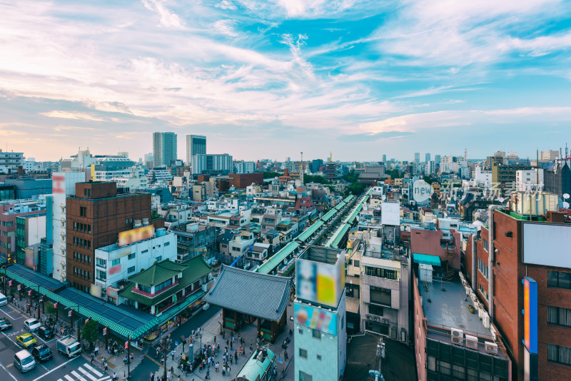 远眺日本东京浅草寺五重塔日落风光