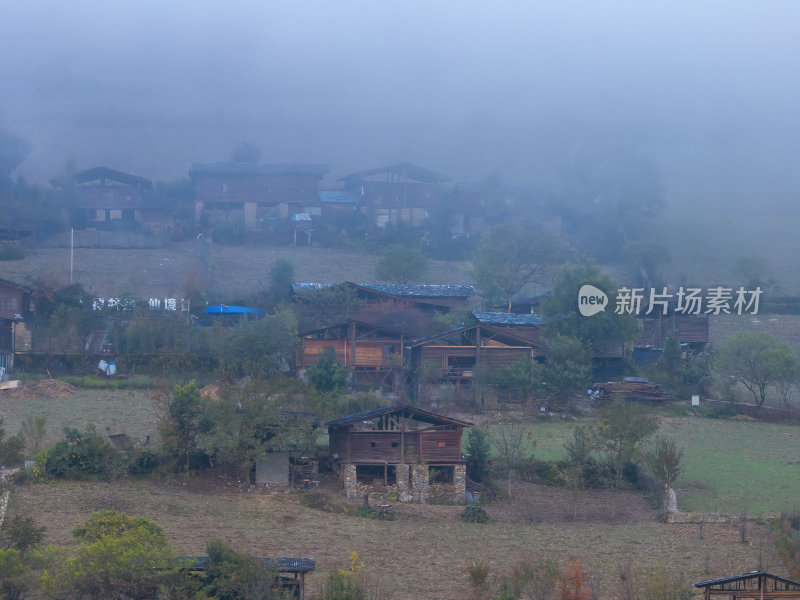 云南怒族傈僳族民俗雾里村晨雾航拍