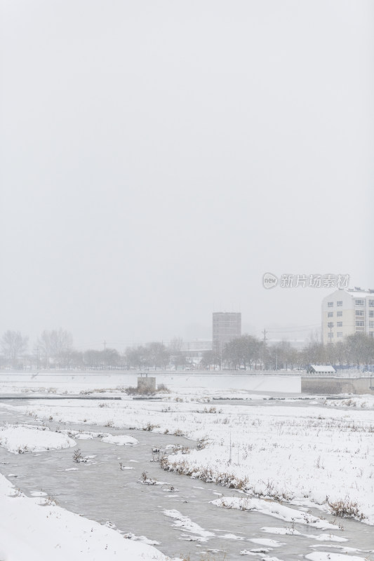 冬天大雪中的河道