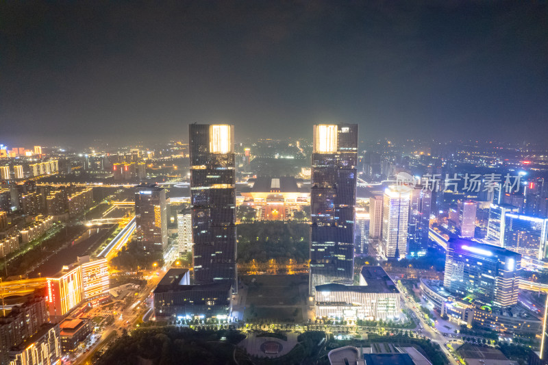 河南郑州东站双子塔夜景航拍图