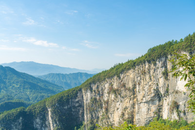 连绵青翠山峦