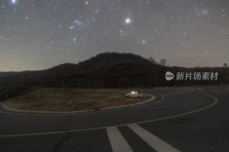 野外草地中停放着的汽车夜景星空图