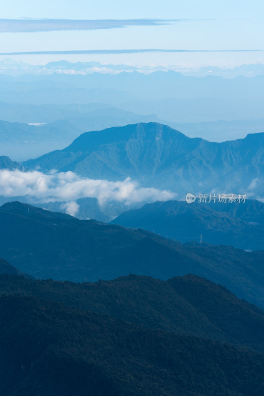 层峦叠嶂的山脉与云雾景观