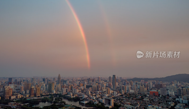 城市上空的彩虹