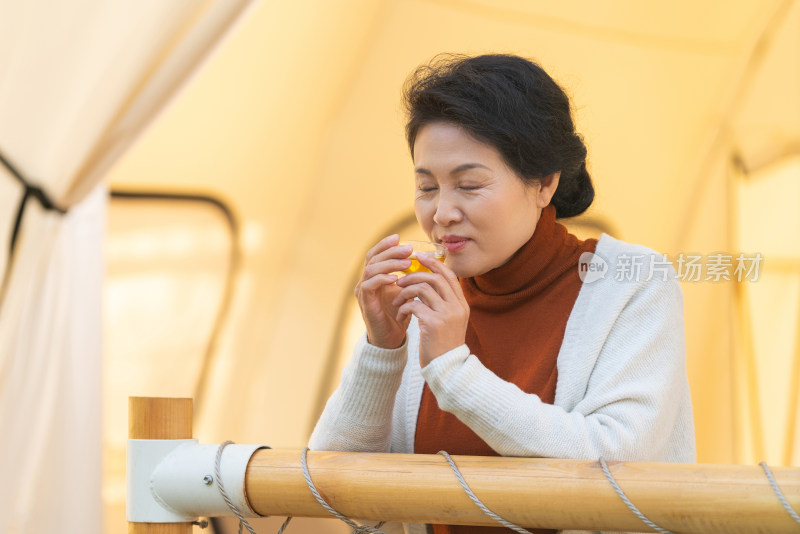 一个中老年女人喝茶