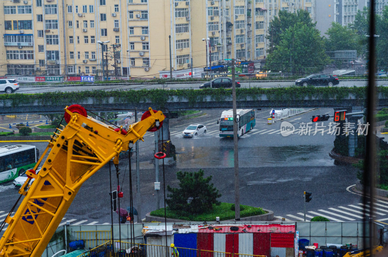 大雨中的城市