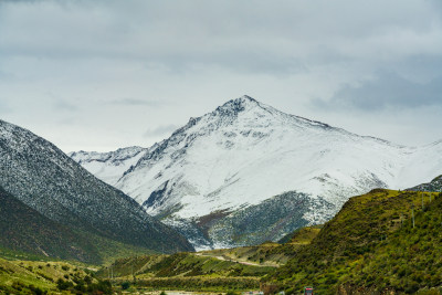 318川藏线川西甘孜高海拔草原雪山自然风光