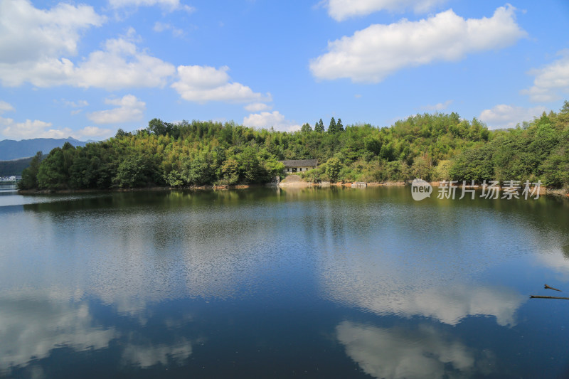 宁静的湖光山色