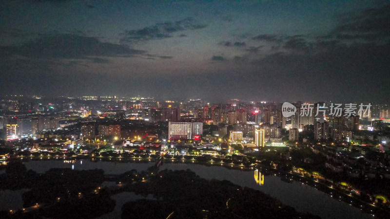 晚霞中的眉山夜景航拍图