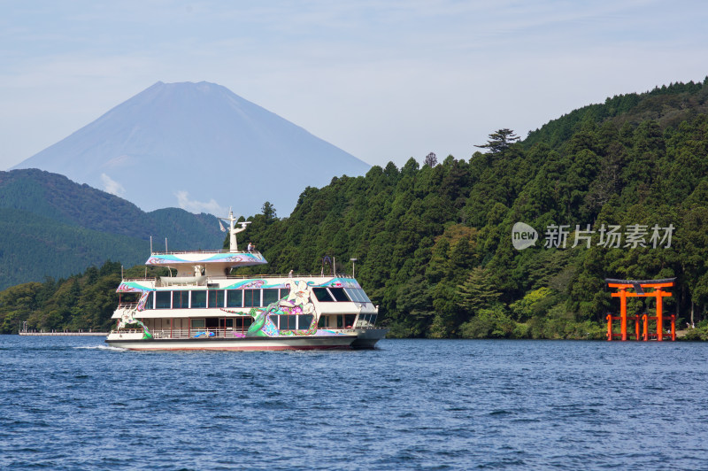 日本箱根富士山旁芦之湖上的游船