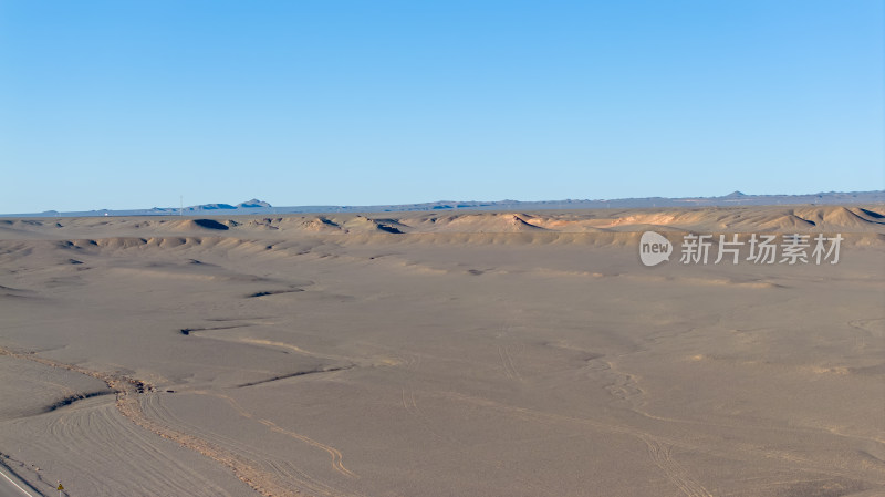 航拍新疆荒凉沙漠的广阔视野