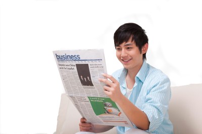 年轻男人看报纸