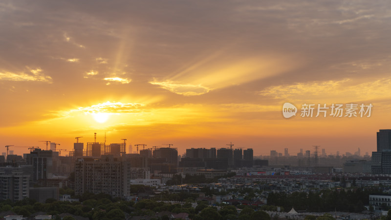 日落时分的城市建筑全景