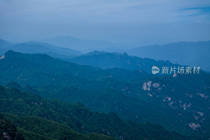 河南伏牛山山脉平顶山尧山层峦叠嶂的山峰