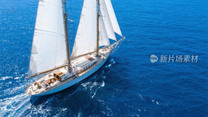 海面上的帆船，扬帆起航逐浪行