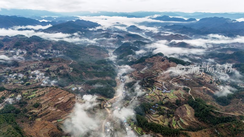 重庆酉阳：雾气中的山村田园