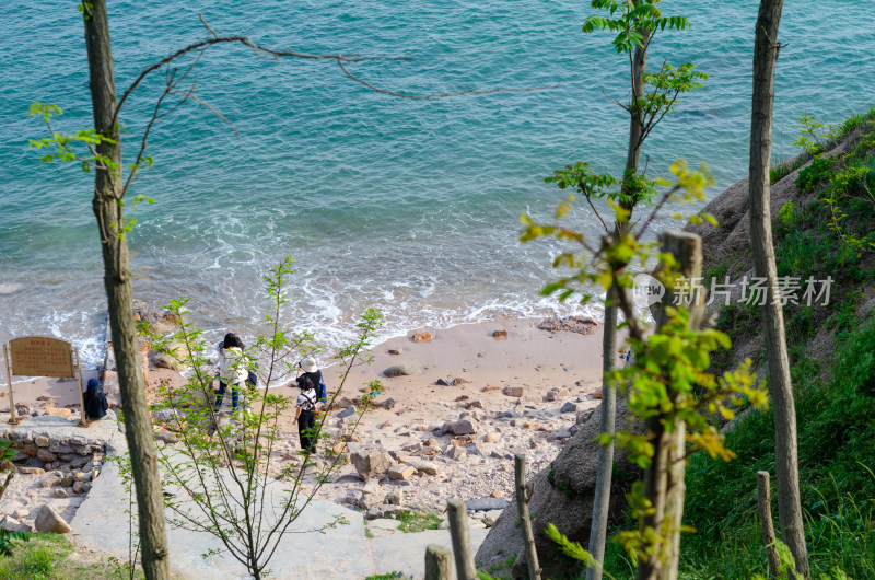 中国山东青岛燕儿岛海边游人来来往往