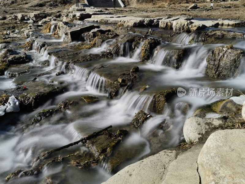 山间溪流潺潺流水景象