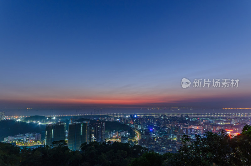 深圳宝安铁仔山顶俯瞰滨海城市建筑夜景
