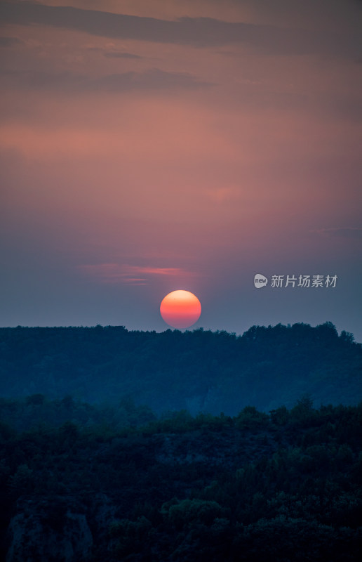 陕西延安凤凰山宝塔山黄昏日落景观