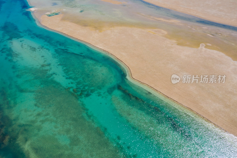 西藏那曲色彩丰富的当惹雍错湖岸