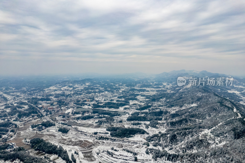 山川丘陵农田冬天雪景航拍图