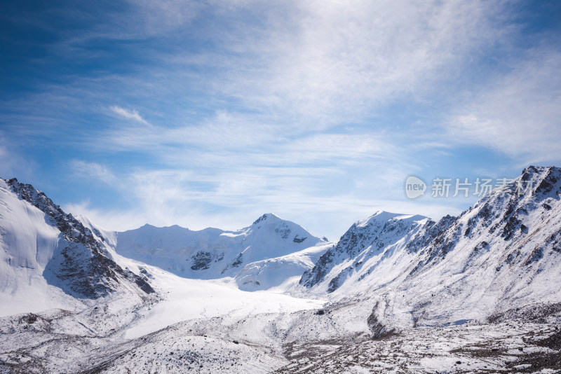 壮丽雪山天空自然风景