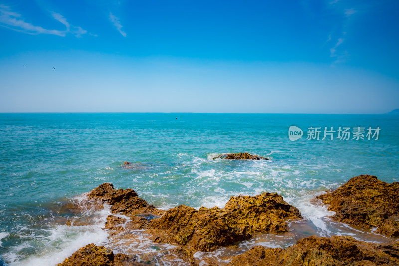 海浪礁石大海海岸线