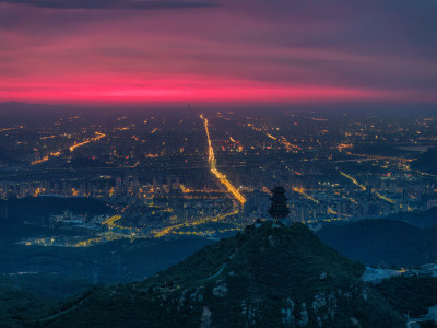 黎明前从北京西山定都阁俯瞰城市全景
