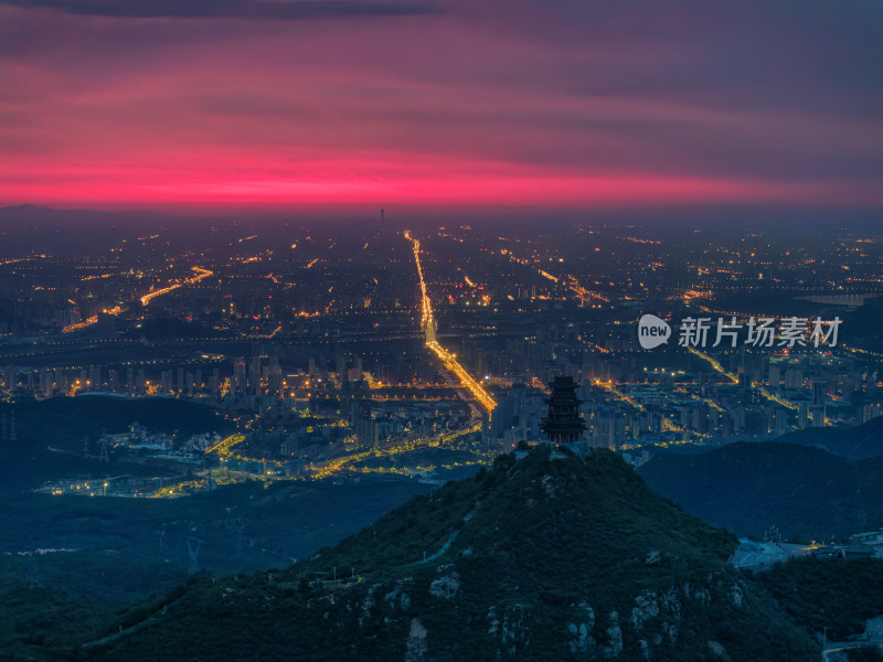 黎明前从北京西山定都阁俯瞰城市全景