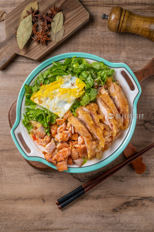 双拼鸡肉盖饭搭配蔬菜鸡蛋摆盘精致