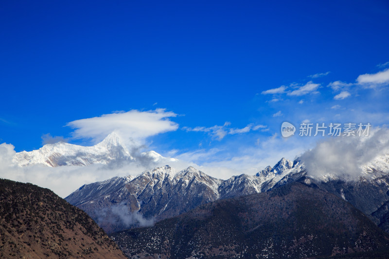 西藏林芝冬季南迦巴瓦峰蓝天白云下的雪山