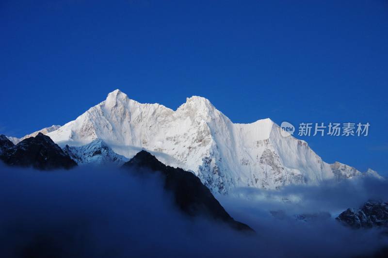 珠峰东坡雪山河流自然风景