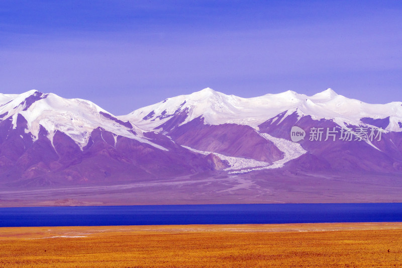 雪山天空湖泊