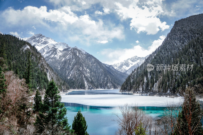 九寨沟海子雪山景观