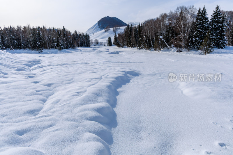 中国新疆阿勒泰禾木冬季雪景白雪覆盖禾木村