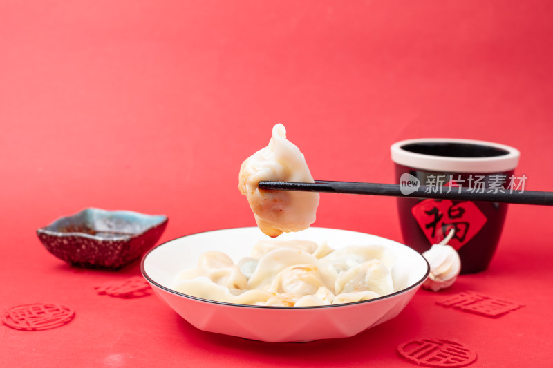 喜庆红底上的美味饺子