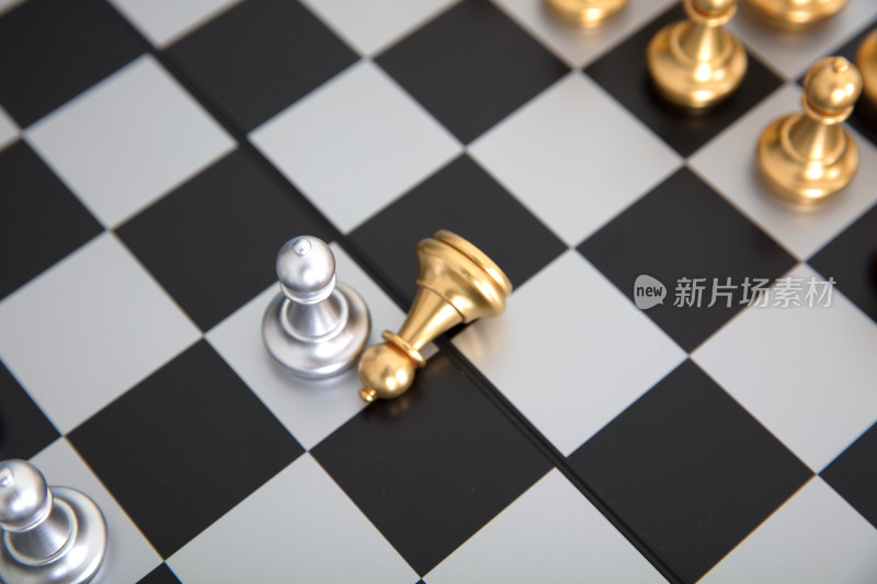 国际象棋棋盘上双方的兵棋子在对决