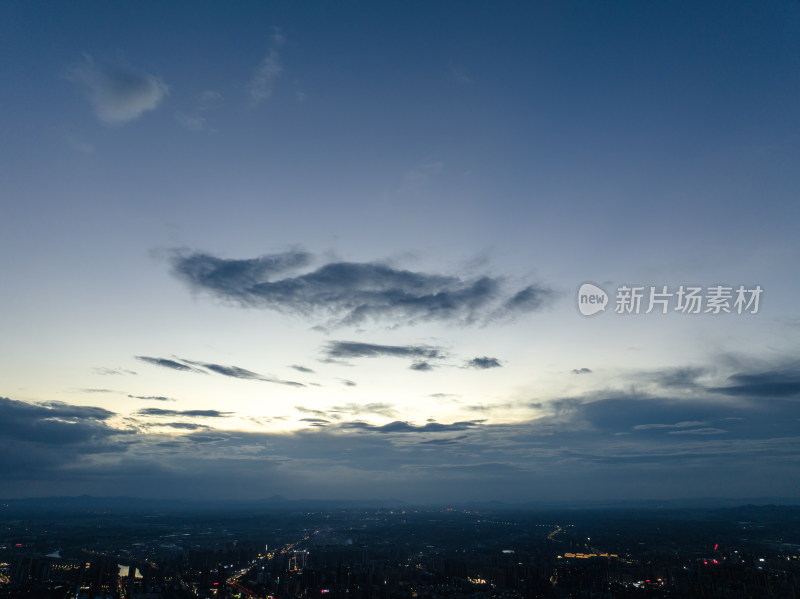 日落蓝调时刻 繁华城市上空 梦幻晚霞云层