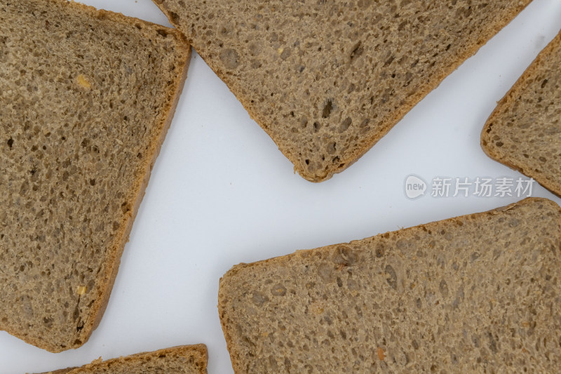 白色背景下的全麦吐司面包切片