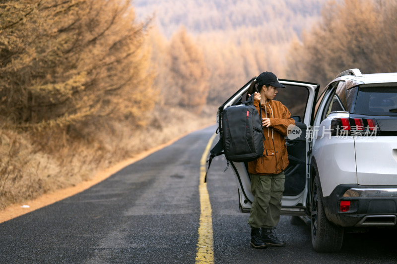 徒步旅行的年轻女子搭车