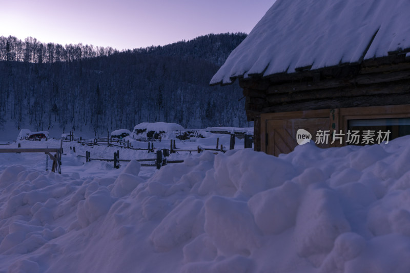 新疆禾木雪后山村木屋景象