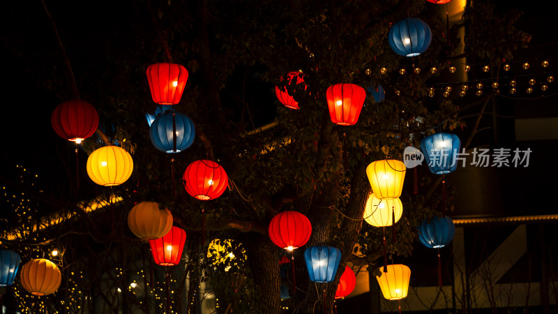 树上挂满彩灯的夜景灯笼装饰